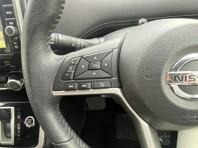 日産 セレナ ハイウェイスター Vセレクション 熊本県 2018(平30)年 4.9万km ブリリアントホワイトパール 2トーン 衝突軽減ブレーキ/プッシュスタート/純正ナビ/（CD・DVD・フルセグTV・BTオーディオ・SD）/純正フリップダウンモニター/アラウンドビューモニター/ETC/ドライブレコーダー/純正16インチAW/クルーズコントロール/LEDヘッドライト/オートライト/フォグライト/前後コーナーセンサー/横滑り防止装置/ウィンカーミラー/純正フロアマット/純正ドアバイザー/新車保証書/取扱説明書/スマートスペアキー×1本