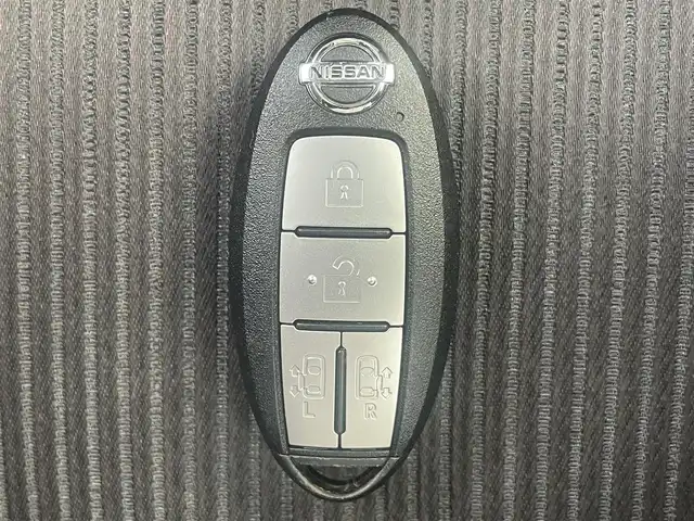 日産 セレナ ハイウェイスター Vセレクション 熊本県 2018(平30)年 4.9万km ブリリアントホワイトパール 2トーン 衝突軽減ブレーキ/プッシュスタート/純正ナビ/（CD・DVD・フルセグTV・BTオーディオ・SD）/純正フリップダウンモニター/アラウンドビューモニター/ETC/ドライブレコーダー/純正16インチAW/クルーズコントロール/LEDヘッドライト/オートライト/フォグライト/前後コーナーセンサー/横滑り防止装置/ウィンカーミラー/純正フロアマット/純正ドアバイザー/新車保証書/取扱説明書/スマートスペアキー×1本