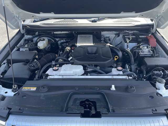 トヨタ ランドクルーザー ２５０ VX 山口県 2024(令6)年 0.9万km プラチナホワイトパールマイカ ワンオーナー車/禁煙車/サンルーフ/黒レザーシート/ルーフレール/純正ナビ/Bluetooth/フルセグTV/HDMI/Miracast/デジタルインナーミラー/アラウンドビューモニター/トヨタセーフティーセンス/レーダークルーズコントロール/ブラインドスポットモニター/レーンキープアシスト/パワーバックドア/コーナーセンサー/D/席パワーシート/前席シートヒーター＆ベンチレーション/オートライト/LEDヘッドライト＆LEDフォグライト/オートマチックハイビーム/スマートキー＆プッシュスタート/ステアリングスイッチ/ステアリングヒーター/純正18インチAW/純正フロアマット/保証書/スペアキー1個