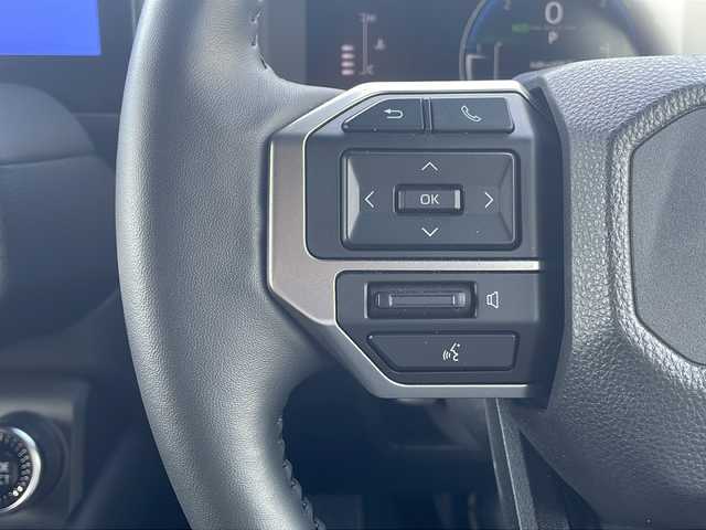 トヨタ ランドクルーザー ２５０ VX 山口県 2024(令6)年 0.9万km プラチナホワイトパールマイカ ワンオーナー車/禁煙車/サンルーフ/黒レザーシート/ルーフレール/純正ナビ/Bluetooth/フルセグTV/HDMI/Miracast/デジタルインナーミラー/アラウンドビューモニター/トヨタセーフティーセンス/レーダークルーズコントロール/ブラインドスポットモニター/レーンキープアシスト/パワーバックドア/コーナーセンサー/D/席パワーシート/前席シートヒーター＆ベンチレーション/オートライト/LEDヘッドライト＆LEDフォグライト/オートマチックハイビーム/スマートキー＆プッシュスタート/ステアリングスイッチ/ステアリングヒーター/純正18インチAW/純正フロアマット/保証書/スペアキー1個