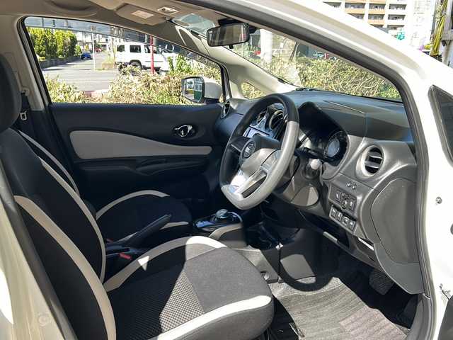 日産 ノート e－パワー X 静岡県 2020(令2)年 3.4万km ブリリアントホワイトパール プリクラッシュ/・コーナーセンサー前後/・レーンキープアシスト/・バックカメラ/純正ナビ/・DVD/・AM/・FM/・ワンセグTV/・CD/主要装備/・スマートキー/・オートライト/・オートマチックハイビーム/・アイドリングストップ/・ドアバイザー/・プッシュスタート/・ETC