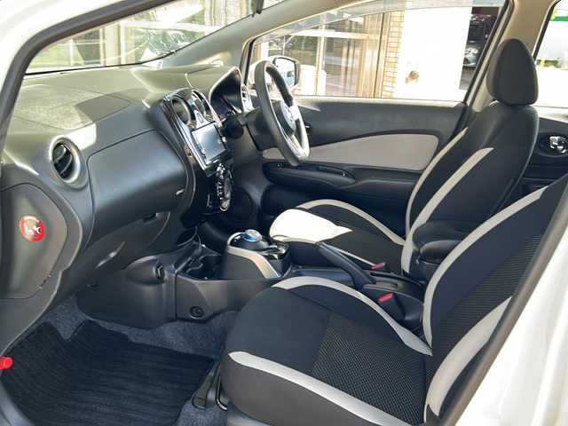 日産 ノート e－パワー X 静岡県 2020(令2)年 3.4万km ブリリアントホワイトパール プリクラッシュ/・コーナーセンサー前後/・レーンキープアシスト/・バックカメラ/純正ナビ/・DVD/・AM/・FM/・ワンセグTV/・CD/主要装備/・スマートキー/・オートライト/・オートマチックハイビーム/・アイドリングストップ/・ドアバイザー/・プッシュスタート/・ETC