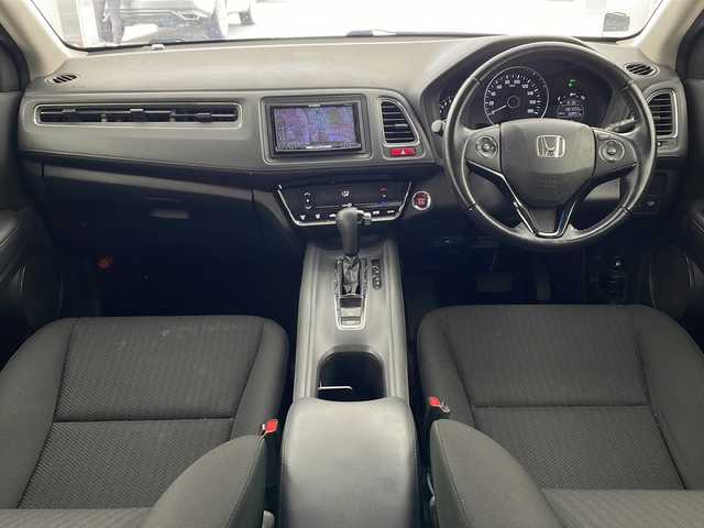 ホンダ ヴェゼル X 兵庫県 2015(平27)年 8.8万km クリスタルブラックパール ・社外ナビ/・フルセグTV/・BT・SD・DVD・CD/・バックカメラ/・ETC/・クルーズコントロール/・衝突軽減ブレーキ/・横滑り防止/・ドライブレコーダー/・電動パーキングブレーキ/・ブレーキホールド/・ECON/・チップアップシート/・プッシュスタート/・LEDライト/・室内灯LED/・フォグランプ/・ブレーキホールド/・W＋サイドエアバック/・カーテンエアバック/・電動格納ミラー/・ウインカーミラー/・スマートキー/・スペアキー/・ドアバイザー/・フロアマット/・純正16インチアルミホイール