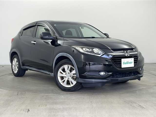 ホンダ ヴェゼル X 兵庫県 2015(平27)年 8.8万km クリスタルブラックパール ・社外ナビ/・フルセグTV/・BT・SD・DVD・CD/・バックカメラ/・ETC/・クルーズコントロール/・衝突軽減ブレーキ/・横滑り防止/・ドライブレコーダー/・電動パーキングブレーキ/・ブレーキホールド/・ECON/・チップアップシート/・プッシュスタート/・LEDライト/・室内灯LED/・フォグランプ/・ブレーキホールド/・W＋サイドエアバック/・カーテンエアバック/・電動格納ミラー/・ウインカーミラー/・スマートキー/・スペアキー/・ドアバイザー/・フロアマット/・純正16インチアルミホイール