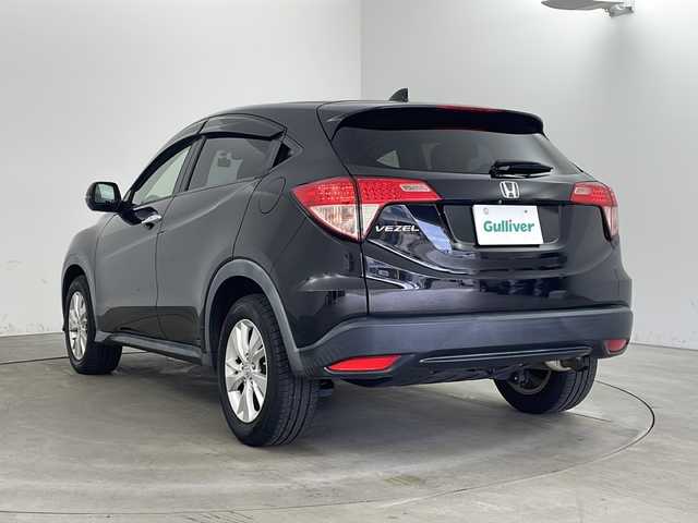 ホンダ ヴェゼル X 兵庫県 2015(平27)年 8.8万km クリスタルブラックパール ・社外ナビ/・フルセグTV/・BT・SD・DVD・CD/・バックカメラ/・ETC/・クルーズコントロール/・衝突軽減ブレーキ/・横滑り防止/・ドライブレコーダー/・電動パーキングブレーキ/・ブレーキホールド/・ECON/・チップアップシート/・プッシュスタート/・LEDライト/・室内灯LED/・フォグランプ/・ブレーキホールド/・W＋サイドエアバック/・カーテンエアバック/・電動格納ミラー/・ウインカーミラー/・スマートキー/・スペアキー/・ドアバイザー/・フロアマット/・純正16インチアルミホイール