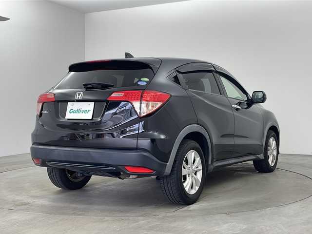 ホンダ ヴェゼル X 兵庫県 2015(平27)年 8.8万km クリスタルブラックパール ・社外ナビ/・フルセグTV/・BT・SD・DVD・CD/・バックカメラ/・ETC/・クルーズコントロール/・衝突軽減ブレーキ/・横滑り防止/・ドライブレコーダー/・電動パーキングブレーキ/・ブレーキホールド/・ECON/・チップアップシート/・プッシュスタート/・LEDライト/・室内灯LED/・フォグランプ/・ブレーキホールド/・W＋サイドエアバック/・カーテンエアバック/・電動格納ミラー/・ウインカーミラー/・スマートキー/・スペアキー/・ドアバイザー/・フロアマット/・純正16インチアルミホイール