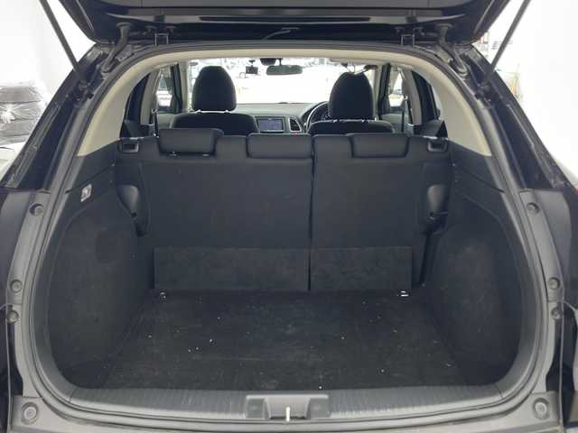 ホンダ ヴェゼル X 兵庫県 2015(平27)年 8.8万km クリスタルブラックパール ・社外ナビ/・フルセグTV/・BT・SD・DVD・CD/・バックカメラ/・ETC/・クルーズコントロール/・衝突軽減ブレーキ/・横滑り防止/・ドライブレコーダー/・電動パーキングブレーキ/・ブレーキホールド/・ECON/・チップアップシート/・プッシュスタート/・LEDライト/・室内灯LED/・フォグランプ/・ブレーキホールド/・W＋サイドエアバック/・カーテンエアバック/・電動格納ミラー/・ウインカーミラー/・スマートキー/・スペアキー/・ドアバイザー/・フロアマット/・純正16インチアルミホイール