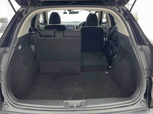 ホンダ ヴェゼル X 兵庫県 2015(平27)年 8.8万km クリスタルブラックパール ・社外ナビ/・フルセグTV/・BT・SD・DVD・CD/・バックカメラ/・ETC/・クルーズコントロール/・衝突軽減ブレーキ/・横滑り防止/・ドライブレコーダー/・電動パーキングブレーキ/・ブレーキホールド/・ECON/・チップアップシート/・プッシュスタート/・LEDライト/・室内灯LED/・フォグランプ/・ブレーキホールド/・W＋サイドエアバック/・カーテンエアバック/・電動格納ミラー/・ウインカーミラー/・スマートキー/・スペアキー/・ドアバイザー/・フロアマット/・純正16インチアルミホイール