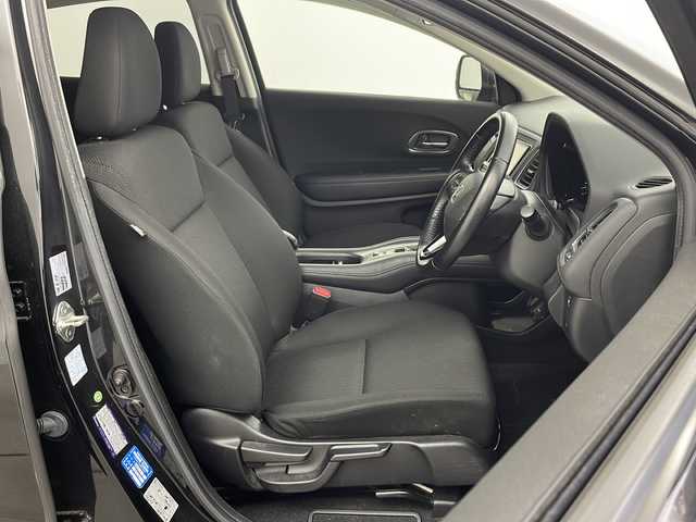 ホンダ ヴェゼル X 兵庫県 2015(平27)年 8.8万km クリスタルブラックパール ・社外ナビ/・フルセグTV/・BT・SD・DVD・CD/・バックカメラ/・ETC/・クルーズコントロール/・衝突軽減ブレーキ/・横滑り防止/・ドライブレコーダー/・電動パーキングブレーキ/・ブレーキホールド/・ECON/・チップアップシート/・プッシュスタート/・LEDライト/・室内灯LED/・フォグランプ/・ブレーキホールド/・W＋サイドエアバック/・カーテンエアバック/・電動格納ミラー/・ウインカーミラー/・スマートキー/・スペアキー/・ドアバイザー/・フロアマット/・純正16インチアルミホイール