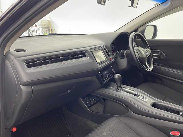 ホンダ ヴェゼル X 兵庫県 2015(平27)年 8.8万km クリスタルブラックパール ・社外ナビ/・フルセグTV/・BT・SD・DVD・CD/・バックカメラ/・ETC/・クルーズコントロール/・衝突軽減ブレーキ/・横滑り防止/・ドライブレコーダー/・電動パーキングブレーキ/・ブレーキホールド/・ECON/・チップアップシート/・プッシュスタート/・LEDライト/・室内灯LED/・フォグランプ/・ブレーキホールド/・W＋サイドエアバック/・カーテンエアバック/・電動格納ミラー/・ウインカーミラー/・スマートキー/・スペアキー/・ドアバイザー/・フロアマット/・純正16インチアルミホイール