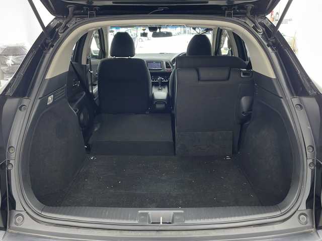 ホンダ ヴェゼル X 兵庫県 2015(平27)年 8.8万km クリスタルブラックパール ・社外ナビ/・フルセグTV/・BT・SD・DVD・CD/・バックカメラ/・ETC/・クルーズコントロール/・衝突軽減ブレーキ/・横滑り防止/・ドライブレコーダー/・電動パーキングブレーキ/・ブレーキホールド/・ECON/・チップアップシート/・プッシュスタート/・LEDライト/・室内灯LED/・フォグランプ/・ブレーキホールド/・W＋サイドエアバック/・カーテンエアバック/・電動格納ミラー/・ウインカーミラー/・スマートキー/・スペアキー/・ドアバイザー/・フロアマット/・純正16インチアルミホイール