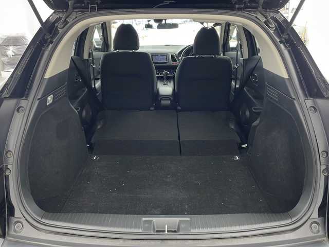 ホンダ ヴェゼル X 兵庫県 2015(平27)年 8.8万km クリスタルブラックパール ・社外ナビ/・フルセグTV/・BT・SD・DVD・CD/・バックカメラ/・ETC/・クルーズコントロール/・衝突軽減ブレーキ/・横滑り防止/・ドライブレコーダー/・電動パーキングブレーキ/・ブレーキホールド/・ECON/・チップアップシート/・プッシュスタート/・LEDライト/・室内灯LED/・フォグランプ/・ブレーキホールド/・W＋サイドエアバック/・カーテンエアバック/・電動格納ミラー/・ウインカーミラー/・スマートキー/・スペアキー/・ドアバイザー/・フロアマット/・純正16インチアルミホイール