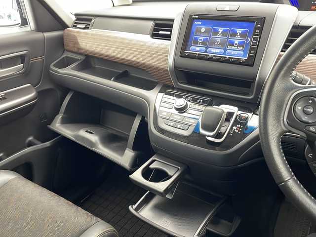 ホンダ フリード＋ ハイブリット クロスター ホンダセンシング 沖縄県 2022(令4)年 5.2万km シルバーミストグリーンM 純正ナビ　（VXM-224VFi）/（ＣＤ、ＤＶＤ、フルセグＴＶ、Ｂｌｕｅｔｏｏｔｈ）　/バックカメラ/ドライブレコーダー/ＥＴＣ/両側パワースライドドア/クルーズコントロール/ステアリングスイッチ/後方誤発進抑制機能/プッシュスタート/スマートキー/スペアキー/シートヒーター/ハーフレザーシート/純正フロアマット/純正15インチアルミホイール/保証書/取扱説明書