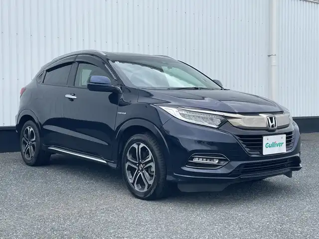 ホンダ ヴェゼル ハイブリッド Z ホンダセンシング 千葉県 2019(令1)年 2.4万km ミッドナイトブルービームM 純正8インチナビ/(フルセグTV/BT/CD/DVD/FM/AM)/バックカメラ/衝突被害軽減システム/車線逸脱警報/レーダークルーズコントロール/ハーフレザーシート/横滑り防止装置/ビルトインETC/ドライブレコーダー/アイドリングストップ/LEDヘッドライト/フォグランプ/オートライト/ウィンカーミラー/電動格納ミラー/純正17インチAW/シートヒーター/シートリフター/パドルシフト/プッシュスタート/スマートキー/フロアマット/ドアバイザー/スペアキー/取扱説明書/保証書