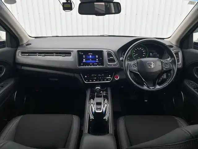 ホンダ ヴェゼル ハイブリッド Z ホンダセンシング 千葉県 2019(令1)年 2.4万km ミッドナイトブルービームM 純正8インチナビ/(フルセグTV/BT/CD/DVD/FM/AM)/バックカメラ/衝突被害軽減システム/車線逸脱警報/レーダークルーズコントロール/ハーフレザーシート/横滑り防止装置/ビルトインETC/ドライブレコーダー/アイドリングストップ/LEDヘッドライト/フォグランプ/オートライト/ウィンカーミラー/電動格納ミラー/純正17インチAW/シートヒーター/シートリフター/パドルシフト/プッシュスタート/スマートキー/フロアマット/ドアバイザー/スペアキー/取扱説明書/保証書