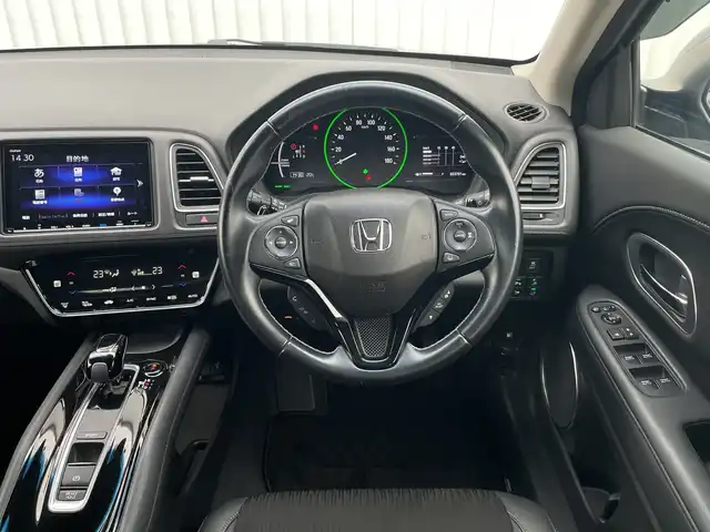 ホンダ ヴェゼル ハイブリッド Z ホンダセンシング 千葉県 2019(令1)年 2.4万km ミッドナイトブルービームM 純正8インチナビ/(フルセグTV/BT/CD/DVD/FM/AM)/バックカメラ/衝突被害軽減システム/車線逸脱警報/レーダークルーズコントロール/ハーフレザーシート/横滑り防止装置/ビルトインETC/ドライブレコーダー/アイドリングストップ/LEDヘッドライト/フォグランプ/オートライト/ウィンカーミラー/電動格納ミラー/純正17インチAW/シートヒーター/シートリフター/パドルシフト/プッシュスタート/スマートキー/フロアマット/ドアバイザー/スペアキー/取扱説明書/保証書