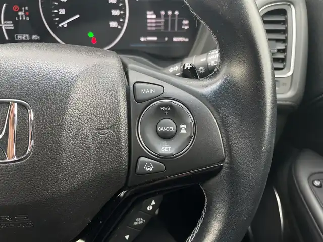 ホンダ ヴェゼル ハイブリッド Z ホンダセンシング 千葉県 2019(令1)年 2.4万km ミッドナイトブルービームM 純正8インチナビ/(フルセグTV/BT/CD/DVD/FM/AM)/バックカメラ/衝突被害軽減システム/車線逸脱警報/レーダークルーズコントロール/ハーフレザーシート/横滑り防止装置/ビルトインETC/ドライブレコーダー/アイドリングストップ/LEDヘッドライト/フォグランプ/オートライト/ウィンカーミラー/電動格納ミラー/純正17インチAW/シートヒーター/シートリフター/パドルシフト/プッシュスタート/スマートキー/フロアマット/ドアバイザー/スペアキー/取扱説明書/保証書