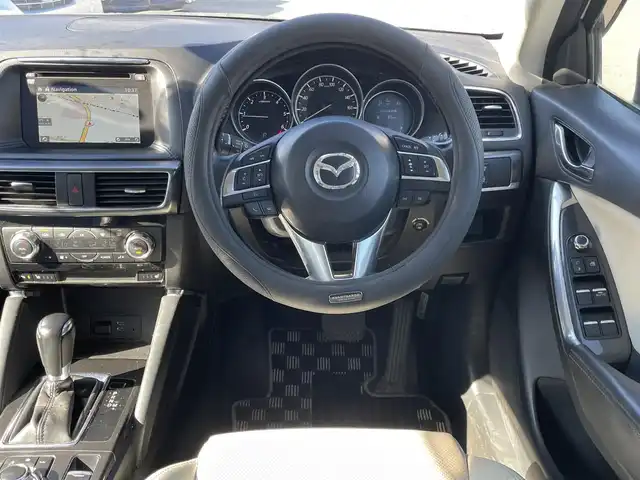 マツダ ＣＸ－５ XD Lパッケージ 山梨県 2015(平27)年 8.2万km クリスタルホワイトパールマイカ (株)IDOMが運営する【じしゃロン甲府店】の自社ローン専用車両になります。/こちらは現金またはオートローンご利用時の価格です。自社ローンご希望の方は別途その旨お申付け下さい/純正メモリーナビ/（フルセグTV/CD/DVD/BTオーディオ）/バックカメラ/ドライブレコーダー/レザーシート/前席パワーシート/前席シートヒーター/社外フロントエアロ/HIDヘッドライト/フォグランプ/オートライト/衝突被害軽減ブレーキ/横滑り防止装置/アイドリングストップ/新車時保証書/取扱説明書/ナビ取扱説明書