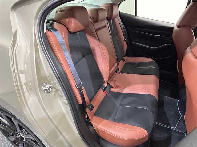 マツダ マツダ３セダン 20S レトロスポーツED 愛媛県 2024(令6)年 0.7万km ジルコンサンドメタリック ・１０．２５型ナビ/（フルセグＴＶ・ＢＴ・ＦＭ・ＡＭ・ａｐｐｌｅ　ｃａｒｐｌａｙ・Ａｕｎｄｒｏｉｄ　ａｕｔｏ・ＨＤＭＩ）/・全方位カメラ　/・ＢＯＳＥプレミアムサウンド　/・レーダークルーズコントロール　/・ＥＴＣ/・D席パワーシート/・DN席シートヒーター/・ステアリングヒーター/・オートマチックハイビーム/・置くだけ充電/・スペアキー