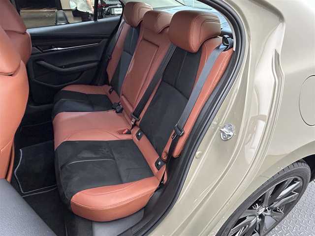 マツダ マツダ３セダン 20S レトロスポーツED 愛媛県 2024(令6)年 0.7万km ジルコンサンドメタリック ・１０．２５型ナビ/（フルセグＴＶ・ＢＴ・ＦＭ・ＡＭ・ａｐｐｌｅ　ｃａｒｐｌａｙ・Ａｕｎｄｒｏｉｄ　ａｕｔｏ・ＨＤＭＩ）/・全方位カメラ　/・ＢＯＳＥプレミアムサウンド　/・レーダークルーズコントロール　/・ＥＴＣ/・D席パワーシート/・DN席シートヒーター/・ステアリングヒーター/・オートマチックハイビーム/・置くだけ充電/・スペアキー