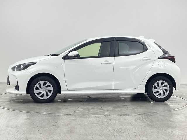 トヨタ ヤリス X 群馬県 2022(令4)年 1.8万km スーパーホワイトⅡ 純正ディスプレイオーディオ　バックカメラ　衝突被害軽減ブレーキ　ステアリングリモコン　レーンディパーチャーアラート　オートマチックハイビーム　RSA　オートライト　電格ミラー　リモコンキー　禁煙車