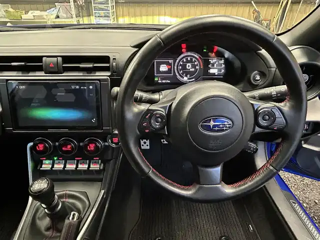 スバル ＢＲＺ R 鹿児島県 2023(令5)年 2.1万km WRブルーパール ディーラーOP/サイバーナビ /CD /DVD /SD /BT /フルセグ/バックカメラ/ETC2.0/純正ドラレコ/STIスカッフプレート/純正アルミホイール/スマートキー×2/新車時保証書/取扱説明書