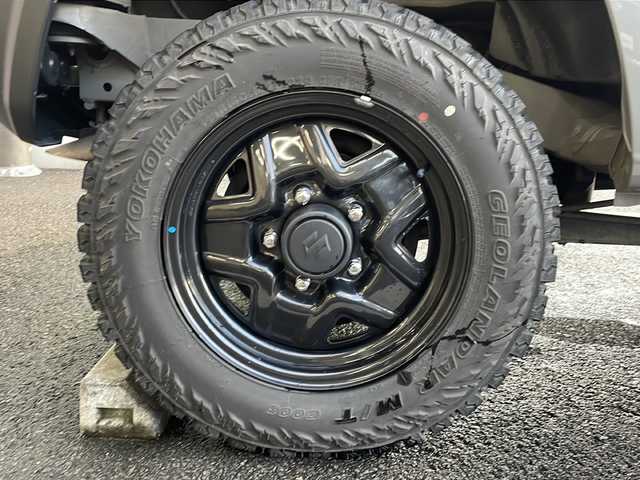 スズキ ジムニー XL 京都府 2022(令4)年 2.5万km ミディアムグレー 社外メモリナビ　Ｂｌｕｅｔｏｏｔｈオーディオ　フルセグ　ＤＶＤ再生　バックカメラ　リフトアップ　前席シートヒーター　リフトアップ　ビルトインＥＴＣ　スマートキー　プッシュスタート　フロアマット　禁煙車