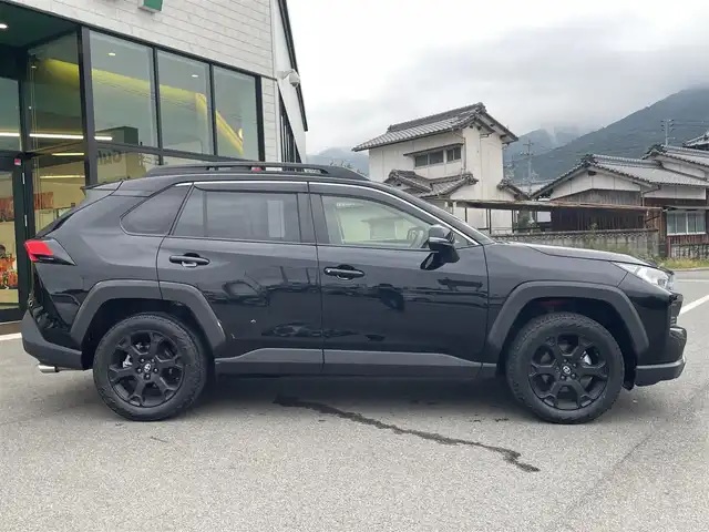 トヨタ ＲＡＶ４ アドベンチャー オフロードPKG 愛媛県 2022(令4)年 2.8万km アティチュードブラックマイカ 純正ディスプレイオーディオ（Bluetooth/メモリ/USB）/黒合皮シート/シートヒーター/エアシート/トヨタセーフティセンス/ダウンヒルアシストコントロール/前方ドライブレコーダー/ブラインドスポットモニター/アラウンドビューモニター/前後コーナーセンサー/ビルトインETC/ステアリングヒーター/パワーシート/シートメモリー/パワーバックドア/ルーフレール/純正18インチAW/LEDヘッドライト/カーテンエアバック