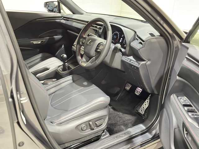 レクサス ＬＢＸ モリゾウ RR 佐賀県 2025(令7)年 0.2万km ガンＭ／黒 黒革シート/純正9.8インチディスプレイオーディオ/（Bluetooth/フルセグ/AM/FM/Apple CarPlay）/パノラミックビューモニター/レクサスセーフティーシステム/・レーダークルーズコントロール/・ブラインドスポットモニター/・クリアランスソナー/ステアリングヒーター/前席シートヒーター/D席パワーシート/D席メモリーシート/パワーバックドア/ビルトインETC2.0/置くだけ充電/スペアキー、カードキー/取扱説明書/保証書