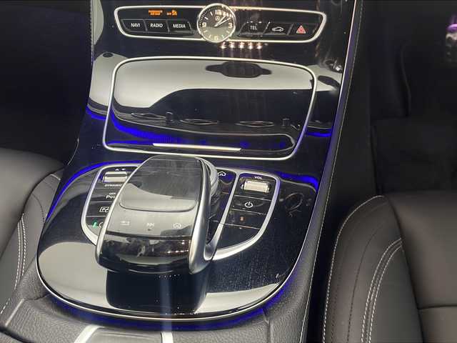 メルセデス・ベンツ Ｅ２２０ｄ アバンギャルド AMGライン 三重県 2020(令2)年 3.1万km セレナイトグレー 禁煙車/エクスクルーシブパッケージ/レーダーセーフティパッケージ/パノラミックスライディングルーフ/Burmesterサウンドシステム/全方位カメラ/HUD/純正ナビ/　AppleCarPlay/フルセグTV/Bluetooth/全席シートヒーター/前席パワーシート/前席メモリーシート/純正アルミホイール/リバース連動電格ミラー/スペアキー/レーダークルーズコントロール/パドルシフト/プッシュスタート/スマートキー/ETC/オートライト/オートマチックハイビーム/電動トランク/前後コーナーセンサー/前後ドラレコ/本革巻ステアリング