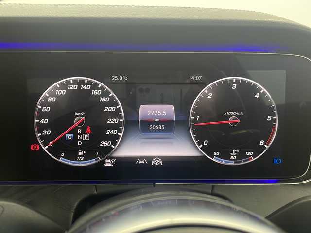 メルセデス・ベンツ Ｅ２２０ｄ アバンギャルド AMGライン 三重県 2020(令2)年 3.1万km セレナイトグレー 禁煙車/エクスクルーシブパッケージ/レーダーセーフティパッケージ/パノラミックスライディングルーフ/Burmesterサウンドシステム/全方位カメラ/HUD/純正ナビ/　AppleCarPlay/フルセグTV/Bluetooth/全席シートヒーター/前席パワーシート/前席メモリーシート/純正アルミホイール/リバース連動電格ミラー/スペアキー/レーダークルーズコントロール/パドルシフト/プッシュスタート/スマートキー/ETC/オートライト/オートマチックハイビーム/電動トランク/前後コーナーセンサー/前後ドラレコ/本革巻ステアリング