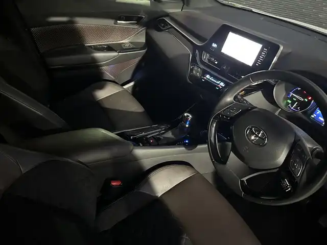 トヨタ Ｃ－ＨＲ G 大分県 2017(平29)年 5.5万km ホワイトパールクリスタルシャイン 保証書/スペアキー1本/レーダークルーズコントロール/ブラインドスポットモニター/純正ナビ/バックカメラ/Bluetooth/地デジ/ドライブレコーダー前/茶半革/シートヒーター/電動格納ミラー/純正ドアバイザー/純正18インチアルミホイール