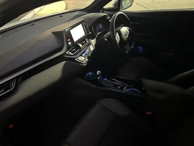 トヨタ Ｃ－ＨＲ G 大分県 2017(平29)年 5.5万km ホワイトパールクリスタルシャイン 保証書/スペアキー1本/レーダークルーズコントロール/ブラインドスポットモニター/純正ナビ/バックカメラ/Bluetooth/地デジ/ドライブレコーダー前/茶半革/シートヒーター/電動格納ミラー/純正ドアバイザー/純正18インチアルミホイール