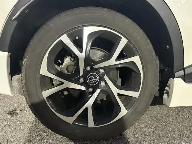 トヨタ Ｃ－ＨＲ G 大分県 2017(平29)年 5.5万km ホワイトパールクリスタルシャイン 保証書/スペアキー1本/レーダークルーズコントロール/ブラインドスポットモニター/純正ナビ/バックカメラ/Bluetooth/地デジ/ドライブレコーダー前/茶半革/シートヒーター/電動格納ミラー/純正ドアバイザー/純正18インチアルミホイール