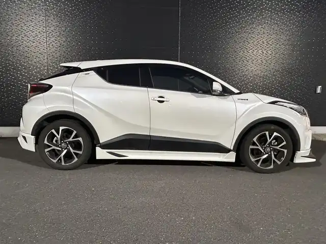 トヨタ Ｃ－ＨＲ G 大分県 2017(平29)年 5.5万km ホワイトパールクリスタルシャイン 保証書/スペアキー1本/レーダークルーズコントロール/ブラインドスポットモニター/純正ナビ/バックカメラ/Bluetooth/地デジ/ドライブレコーダー前/茶半革/シートヒーター/電動格納ミラー/純正ドアバイザー/純正18インチアルミホイール