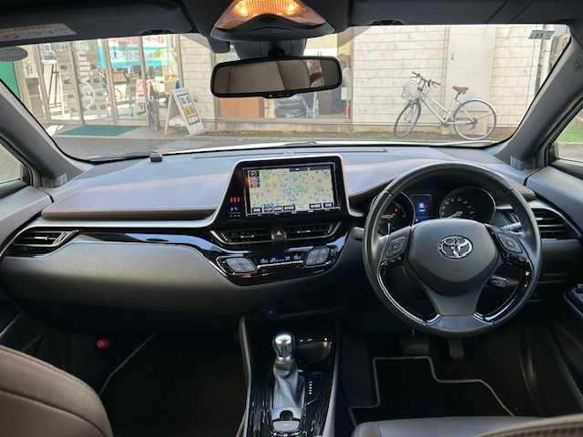 トヨタ Ｃ－ＨＲ G 東京都 2018(平30)年 1.7万km ホワイトパールクリスタルシャイン 登録時走行16165km/ワンオーナー/セーフティセンス/・プリクラッシュセーフティシステム/・レーンディパーチャーアラート/・オートマチックハイビーム/・レーダークルーズコントロール/ブラインドスポットモニター/クリアランスソナー/純正メモリーナビ・フルセグTV/バックカメラ/ビルトインETC2.0/ハーフレザーシート（合皮）/前席シートヒーター/LEDライト/スマートキー/R1.2.3.4.5.6年記録簿/保証書・取説/スペアキー