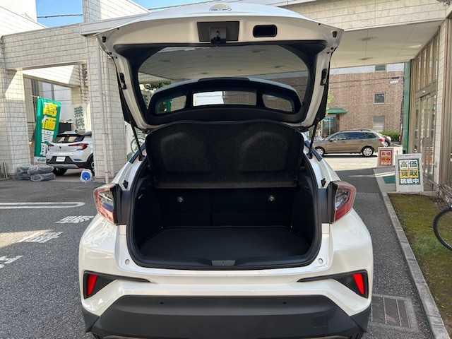 トヨタ Ｃ－ＨＲ G 東京都 2018(平30)年 1.7万km ホワイトパールクリスタルシャイン 登録時走行16165km/ワンオーナー/セーフティセンス/・プリクラッシュセーフティシステム/・レーンディパーチャーアラート/・オートマチックハイビーム/・レーダークルーズコントロール/ブラインドスポットモニター/クリアランスソナー/純正メモリーナビ・フルセグTV/バックカメラ/ビルトインETC2.0/ハーフレザーシート（合皮）/前席シートヒーター/LEDライト/スマートキー/R1.2.3.4.5.6年記録簿/保証書・取説/スペアキー