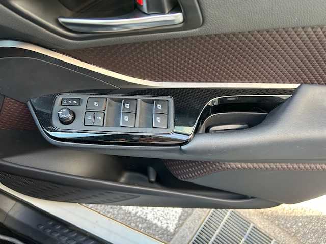 トヨタ Ｃ－ＨＲ G 東京都 2018(平30)年 1.7万km ホワイトパールクリスタルシャイン 登録時走行16165km/ワンオーナー/セーフティセンス/・プリクラッシュセーフティシステム/・レーンディパーチャーアラート/・オートマチックハイビーム/・レーダークルーズコントロール/ブラインドスポットモニター/クリアランスソナー/純正メモリーナビ・フルセグTV/バックカメラ/ビルトインETC2.0/ハーフレザーシート（合皮）/前席シートヒーター/LEDライト/スマートキー/R1.2.3.4.5.6年記録簿/保証書・取説/スペアキー