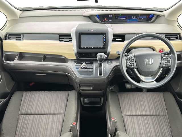 ホンダ フリード G ホンダセンシング 大阪府 2018(平30)年 6.7万km ホワイトオーキッドパール ホンダセンシング/・衝突軽減ブレーキ/・路外逸脱抑制機能/・アダプティブクルーズコントロール/・標識検知機能/純正SDナビ/・CD.DVD.SD.BT/フルセグTV/バックモニター/両側パワースライドドア/LEDヘッドライト/ビルトインETC/アイドリングストップ/横滑り防止装置/プッシュスタート/スマートキー/純正フロアマット/ロールサンシェード/シートバックテーブル