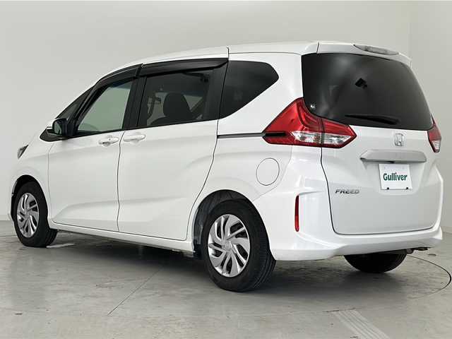 ホンダ フリード G ホンダセンシング 大阪府 2018(平30)年 6.7万km ホワイトオーキッドパール ホンダセンシング/・衝突軽減ブレーキ/・路外逸脱抑制機能/・アダプティブクルーズコントロール/・標識検知機能/純正SDナビ/・CD.DVD.SD.BT/フルセグTV/バックモニター/両側パワースライドドア/LEDヘッドライト/ビルトインETC/アイドリングストップ/横滑り防止装置/プッシュスタート/スマートキー/純正フロアマット/ロールサンシェード/シートバックテーブル