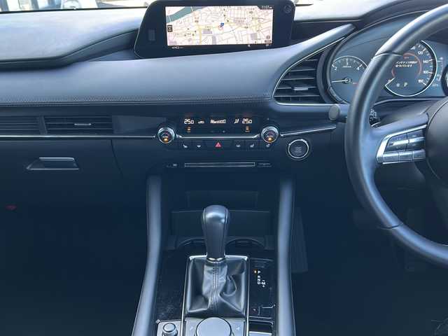 マツダ マツダ３ファストバック XD Lパッケージ 岐阜県 2022(令4)年 1.5万km ソウルレッドクリスタルM 登録時走行距離：15048km/純正ナビ/全方位カメラ/フルセグテレビ・Bluetooth・CD/iアクティブセンス/レーダークルーズコントロール/ブラインドスポットモニター/前後コーナーセンサー/ヘッドアップディスプレイ/レザーシート/シートヒーター/ドライブレコーダー/LEDヘッドライト/オートライト/オートマチックハイビーム/ステアリングヒーター/ETC/ポジショニングメモリー/アイドリングストップ/プッシュスタート/スマートキー/スペアキー