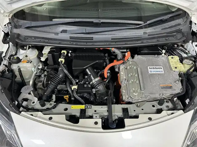 日産 ノート e－パワー メダリスト 佐賀県 2017(平29)年 6万km ブリリアントホワイトパール 社外7インチナビ/フルセグTV/CD/DVD/Blu-ray/Bluetooth/全方位カメラ/衝突被害軽減システム/デジタルインナールームミラー/車線逸脱警報/横滑り防止装置/クリアランスソナー/オートライト/LEDヘッドライト/フォグライト/前方ドライブレコーダー/ハーフレザーシート/ISOFIX対応シート/ETC2.0/純正フロアマット/純正15インチアルミホイール/スマートキー/スペアキー×１/プッシュスタート/電動格納ミラー/ステアリングスイッチ