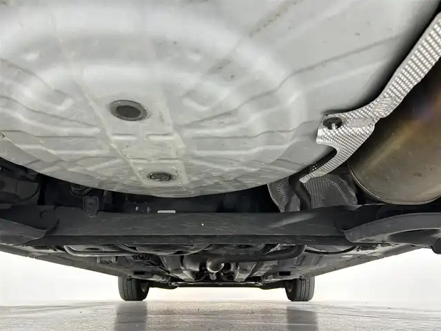 日産 ノート e－パワー メダリスト 佐賀県 2017(平29)年 6万km ブリリアントホワイトパール 社外7インチナビ/フルセグTV/CD/DVD/Blu-ray/Bluetooth/全方位カメラ/衝突被害軽減システム/デジタルインナールームミラー/車線逸脱警報/横滑り防止装置/クリアランスソナー/オートライト/LEDヘッドライト/フォグライト/前方ドライブレコーダー/ハーフレザーシート/ISOFIX対応シート/ETC2.0/純正フロアマット/純正15インチアルミホイール/スマートキー/スペアキー×１/プッシュスタート/電動格納ミラー/ステアリングスイッチ