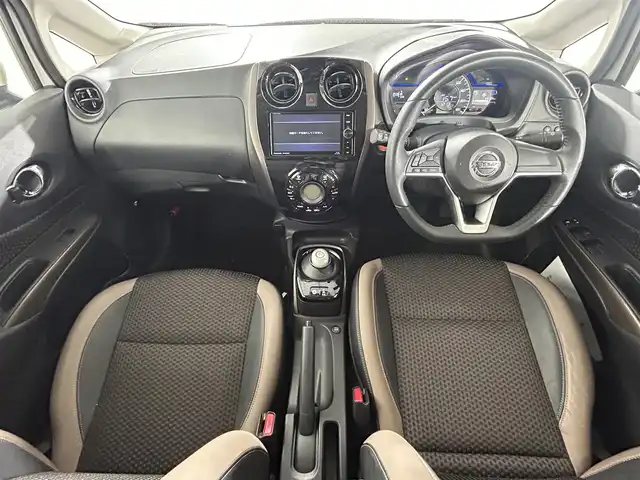 日産 ノート e－パワー メダリスト 佐賀県 2017(平29)年 6万km ブリリアントホワイトパール 社外7インチナビ/フルセグTV/CD/DVD/Blu-ray/Bluetooth/全方位カメラ/衝突被害軽減システム/デジタルインナールームミラー/車線逸脱警報/横滑り防止装置/クリアランスソナー/オートライト/LEDヘッドライト/フォグライト/前方ドライブレコーダー/ハーフレザーシート/ISOFIX対応シート/ETC2.0/純正フロアマット/純正15インチアルミホイール/スマートキー/スペアキー×１/プッシュスタート/電動格納ミラー/ステアリングスイッチ