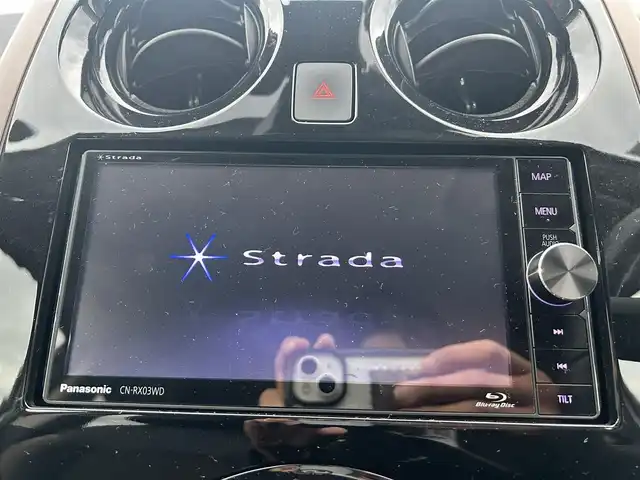 日産 ノート e－パワー メダリスト 佐賀県 2017(平29)年 6万km ブリリアントホワイトパール 社外7インチナビ/フルセグTV/CD/DVD/Blu-ray/Bluetooth/全方位カメラ/衝突被害軽減システム/デジタルインナールームミラー/車線逸脱警報/横滑り防止装置/クリアランスソナー/オートライト/LEDヘッドライト/フォグライト/前方ドライブレコーダー/ハーフレザーシート/ISOFIX対応シート/ETC2.0/純正フロアマット/純正15インチアルミホイール/スマートキー/スペアキー×１/プッシュスタート/電動格納ミラー/ステアリングスイッチ