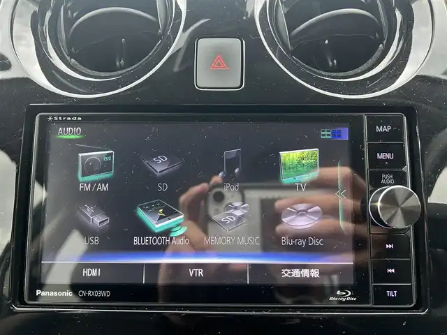 日産 ノート e－パワー メダリスト 佐賀県 2017(平29)年 6万km ブリリアントホワイトパール 社外7インチナビ/フルセグTV/CD/DVD/Blu-ray/Bluetooth/全方位カメラ/衝突被害軽減システム/デジタルインナールームミラー/車線逸脱警報/横滑り防止装置/クリアランスソナー/オートライト/LEDヘッドライト/フォグライト/前方ドライブレコーダー/ハーフレザーシート/ISOFIX対応シート/ETC2.0/純正フロアマット/純正15インチアルミホイール/スマートキー/スペアキー×１/プッシュスタート/電動格納ミラー/ステアリングスイッチ