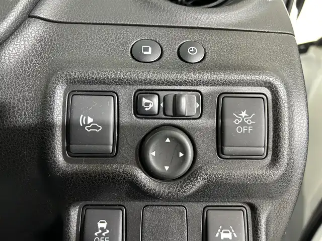 日産 ノート e－パワー メダリスト 佐賀県 2017(平29)年 6万km ブリリアントホワイトパール 社外7インチナビ/フルセグTV/CD/DVD/Blu-ray/Bluetooth/全方位カメラ/衝突被害軽減システム/デジタルインナールームミラー/車線逸脱警報/横滑り防止装置/クリアランスソナー/オートライト/LEDヘッドライト/フォグライト/前方ドライブレコーダー/ハーフレザーシート/ISOFIX対応シート/ETC2.0/純正フロアマット/純正15インチアルミホイール/スマートキー/スペアキー×１/プッシュスタート/電動格納ミラー/ステアリングスイッチ