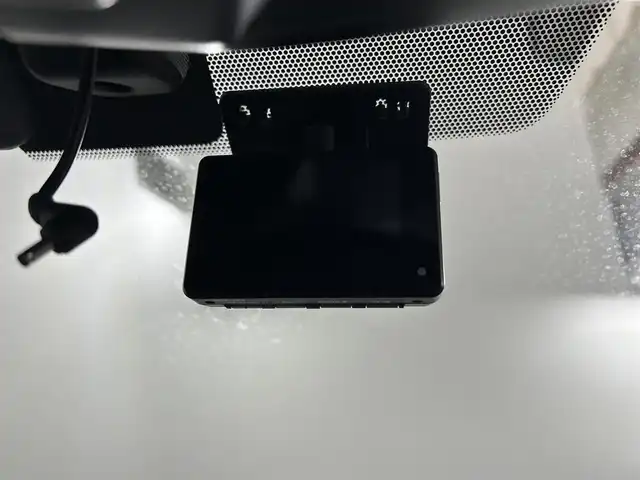 日産 ノート e－パワー メダリスト 佐賀県 2017(平29)年 6万km ブリリアントホワイトパール 社外7インチナビ/フルセグTV/CD/DVD/Blu-ray/Bluetooth/全方位カメラ/衝突被害軽減システム/デジタルインナールームミラー/車線逸脱警報/横滑り防止装置/クリアランスソナー/オートライト/LEDヘッドライト/フォグライト/前方ドライブレコーダー/ハーフレザーシート/ISOFIX対応シート/ETC2.0/純正フロアマット/純正15インチアルミホイール/スマートキー/スペアキー×１/プッシュスタート/電動格納ミラー/ステアリングスイッチ