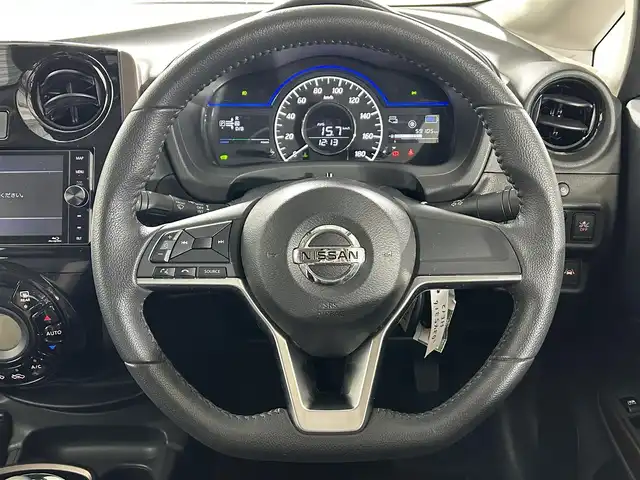 日産 ノート e－パワー メダリスト 佐賀県 2017(平29)年 6万km ブリリアントホワイトパール 社外7インチナビ/フルセグTV/CD/DVD/Blu-ray/Bluetooth/全方位カメラ/衝突被害軽減システム/デジタルインナールームミラー/車線逸脱警報/横滑り防止装置/クリアランスソナー/オートライト/LEDヘッドライト/フォグライト/前方ドライブレコーダー/ハーフレザーシート/ISOFIX対応シート/ETC2.0/純正フロアマット/純正15インチアルミホイール/スマートキー/スペアキー×１/プッシュスタート/電動格納ミラー/ステアリングスイッチ
