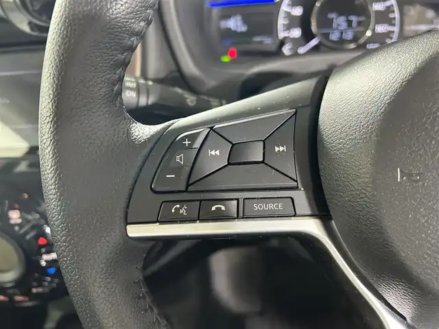 日産 ノート e－パワー メダリスト 佐賀県 2017(平29)年 6万km ブリリアントホワイトパール 社外7インチナビ/フルセグTV/CD/DVD/Blu-ray/Bluetooth/全方位カメラ/衝突被害軽減システム/デジタルインナールームミラー/車線逸脱警報/横滑り防止装置/クリアランスソナー/オートライト/LEDヘッドライト/フォグライト/前方ドライブレコーダー/ハーフレザーシート/ISOFIX対応シート/ETC2.0/純正フロアマット/純正15インチアルミホイール/スマートキー/スペアキー×１/プッシュスタート/電動格納ミラー/ステアリングスイッチ